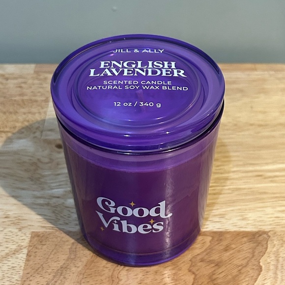 JILL & ALLY ENGLISH LAVENDER NATURAL SOY WAX BLEND LUXURY SCENTED PURPLE CANDLE - Picture 2 of 5